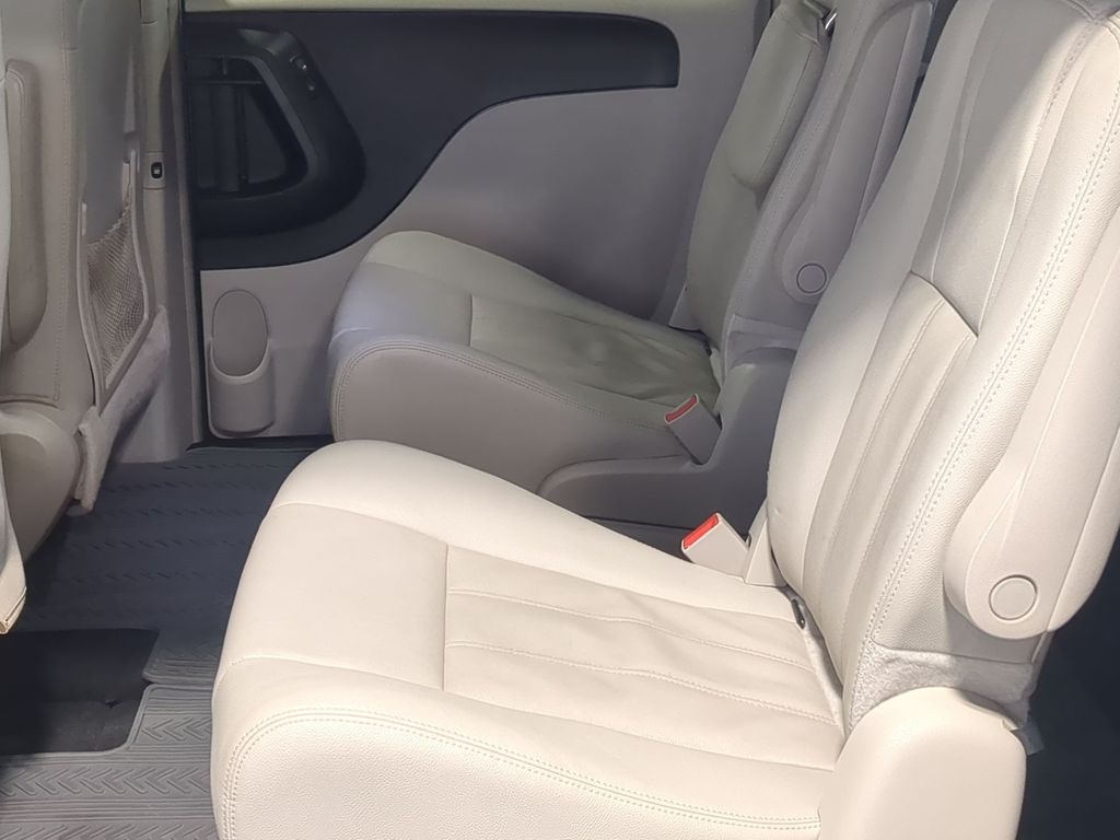 Thumbnail: 2016 Chrysler Town & Country - 11