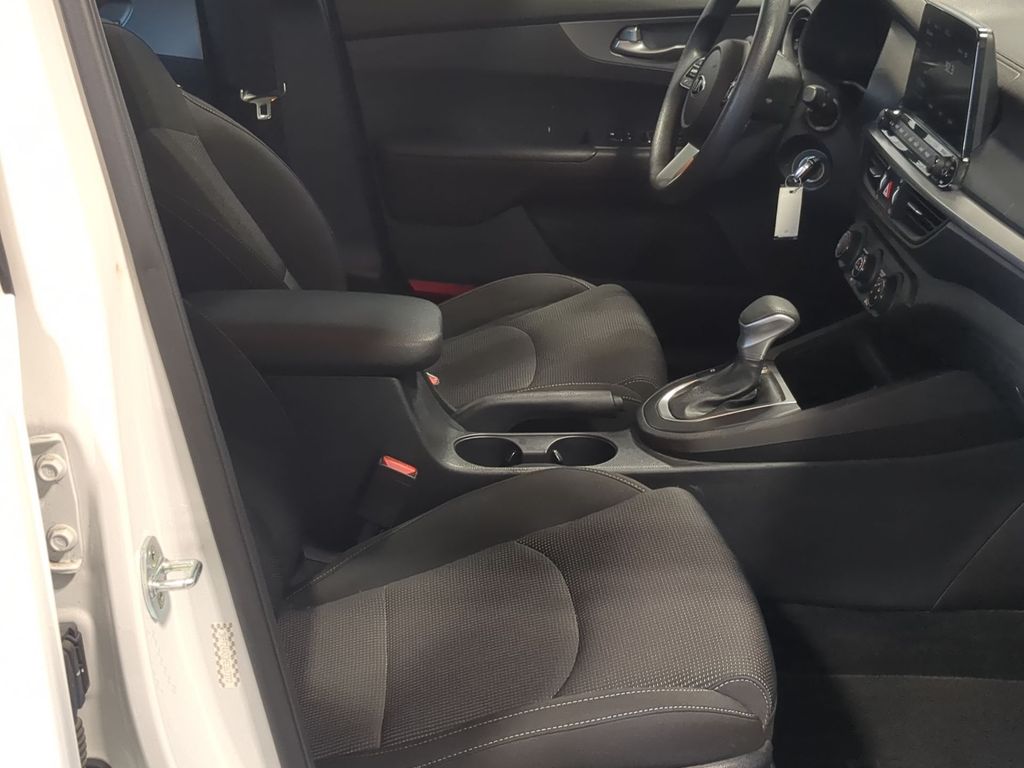 Thumbnail: 2021 Kia Forte - 28