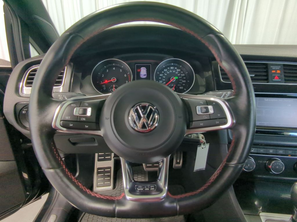 Thumbnail: 2015 Volkswagen Golf - 11
