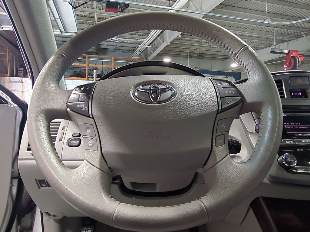 Thumbnail: 2011 Toyota Avalon - 13