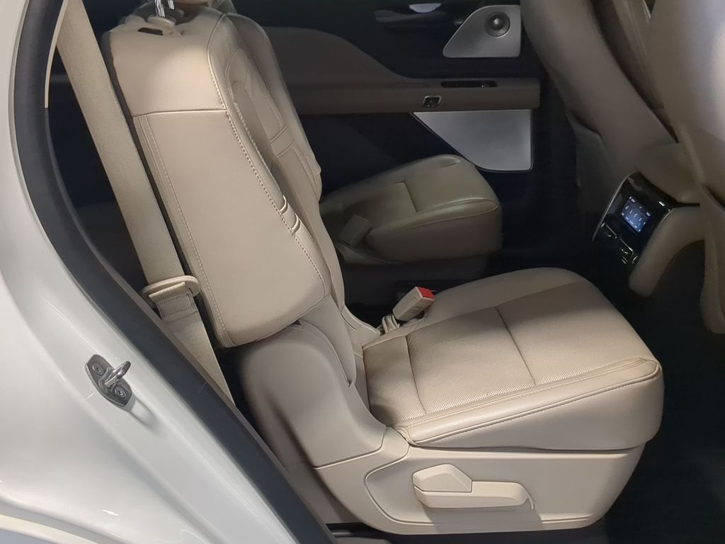 Thumbnail: 2021 Lincoln Aviator - 27