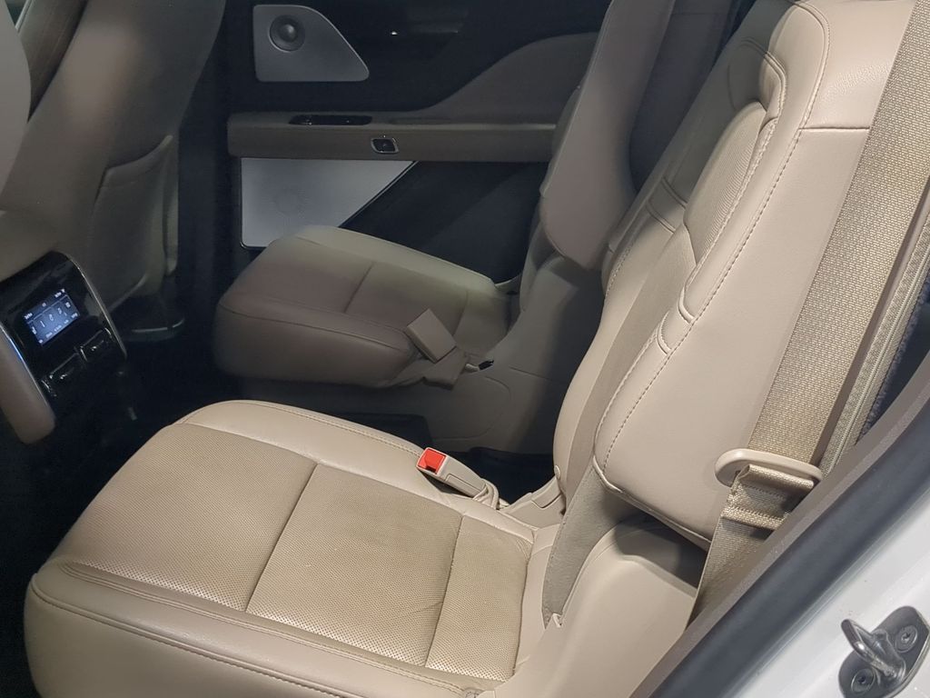 Thumbnail: 2021 Lincoln Aviator - 12