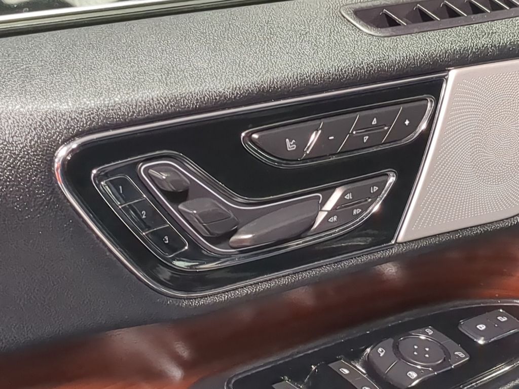 Thumbnail: 2020 Lincoln Navigator - 24