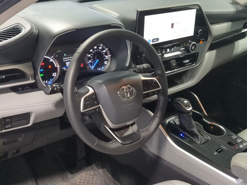 Thumbnail: 2025 Toyota Highlander - 2