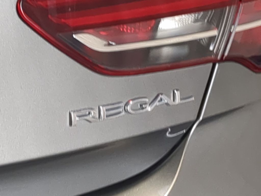 Thumbnail: 2018 Buick Regal - 24