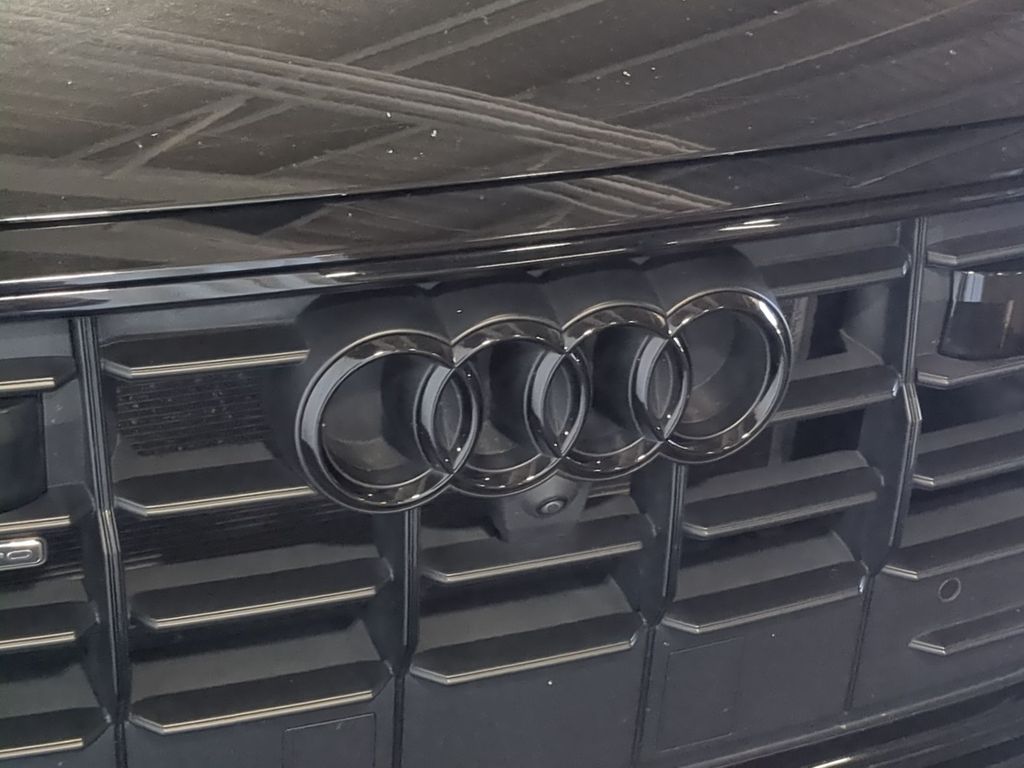 Thumbnail: 2023 Audi Q8 - 25
