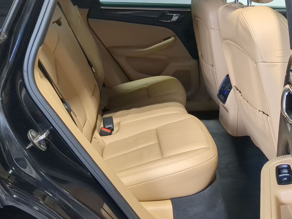 Thumbnail: 2016 Porsche Macan - 35