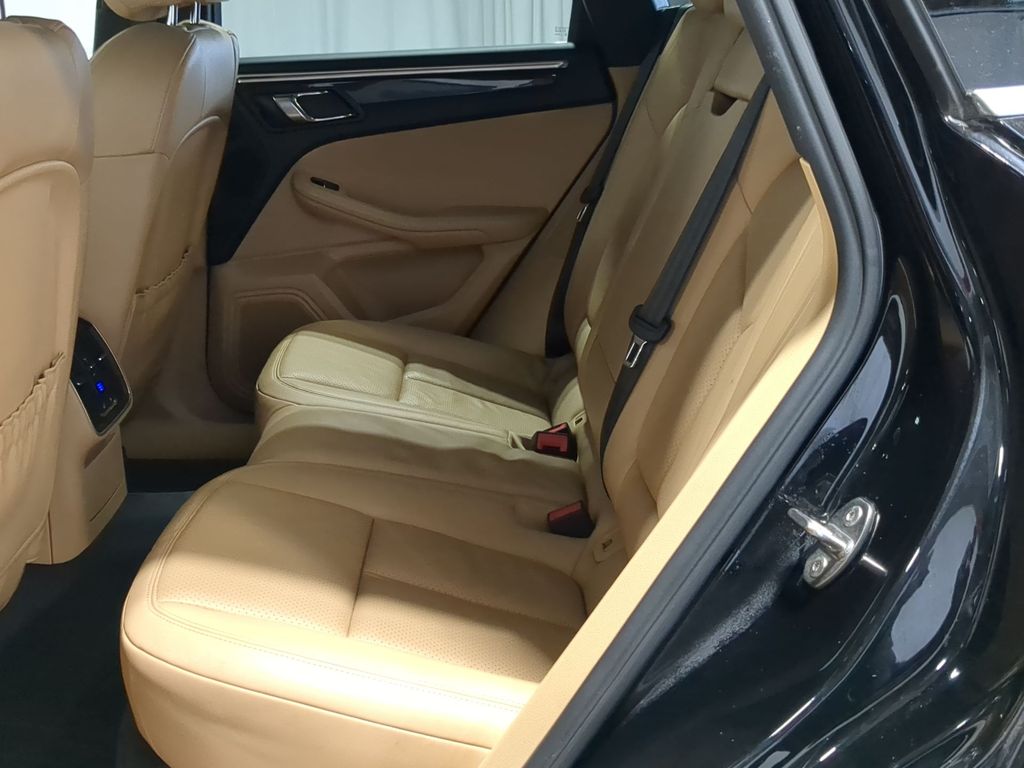 Thumbnail: 2016 Porsche Macan - 34