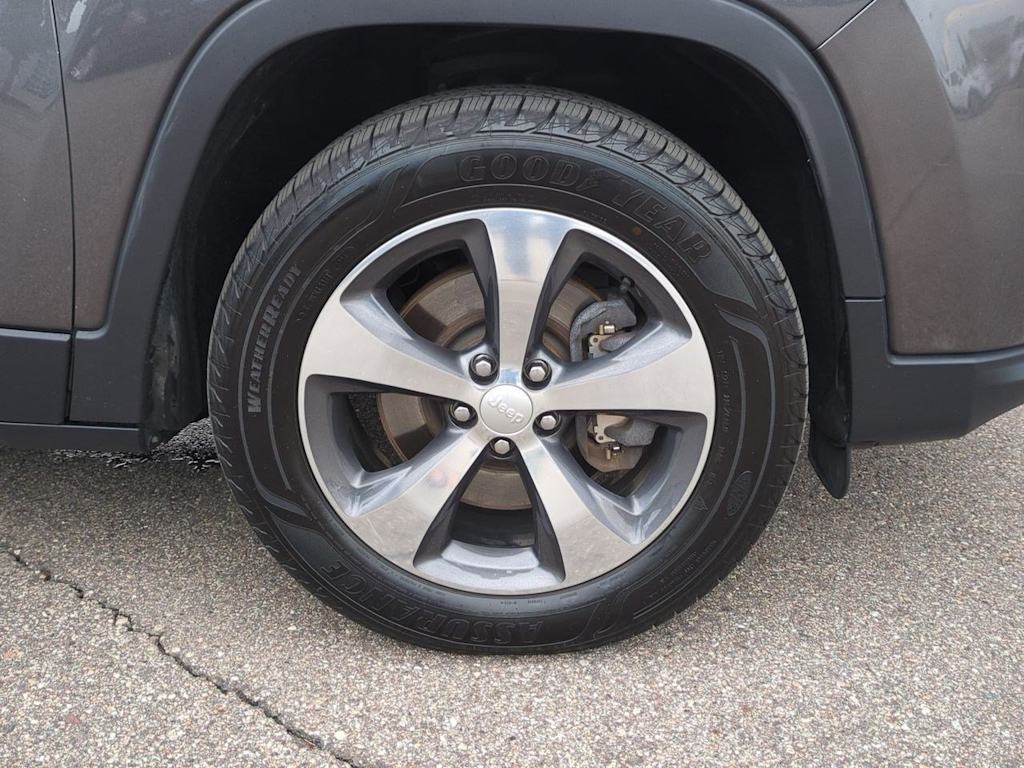 Thumbnail: 2019 Jeep Cherokee - 8