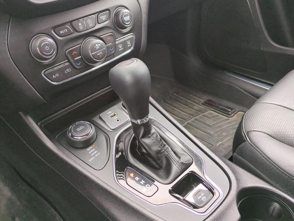 Thumbnail: 2019 Jeep Cherokee - 15