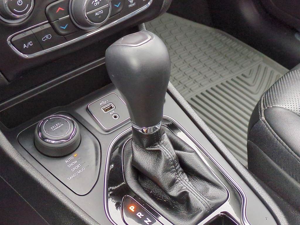 Thumbnail: 2021 Jeep Cherokee - 16