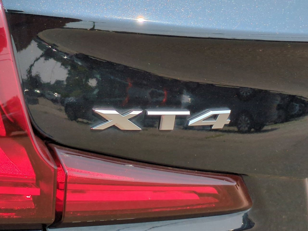 Thumbnail: 2022 Cadillac XT4 - 24