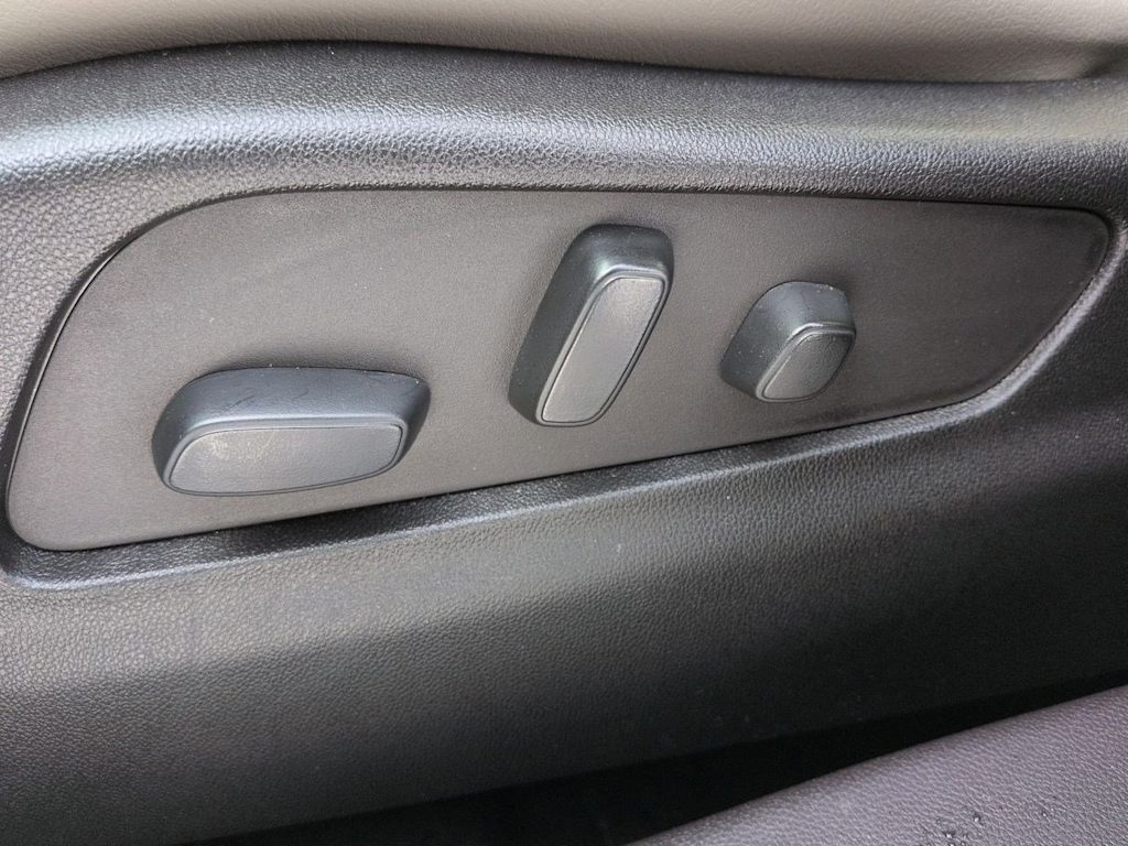 Thumbnail: 2023 Cadillac XT4 - 25