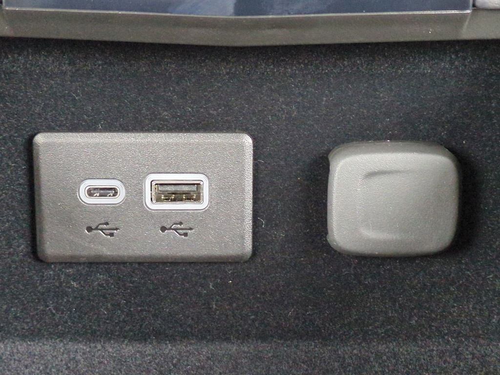 Thumbnail: 2024 Cadillac XT4 - 32