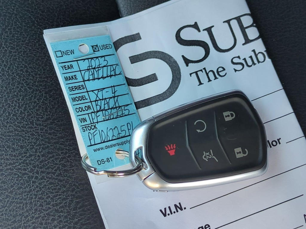 Thumbnail: 2023 Cadillac XT4 - 17