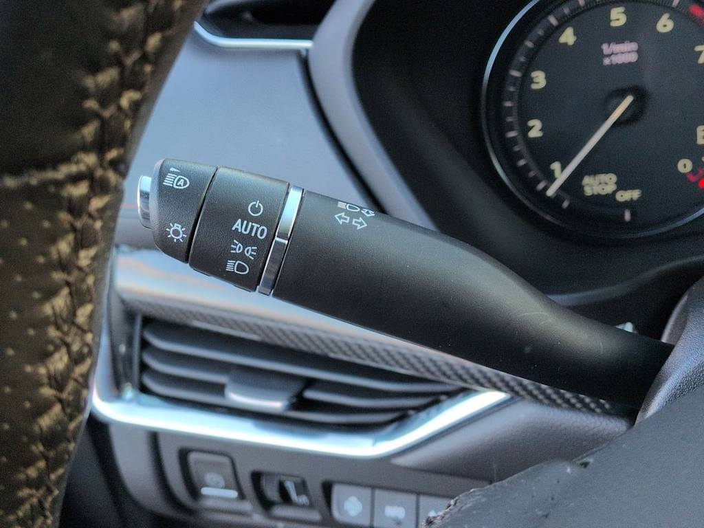 Thumbnail: 2023 Cadillac XT4 - 32