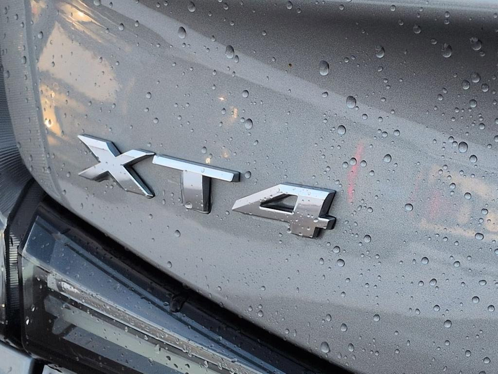 Thumbnail: 2023 Cadillac XT4 - 6