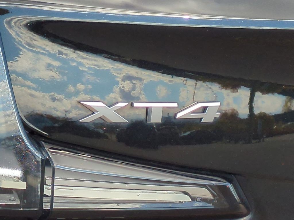 Thumbnail: 2023 Cadillac XT4 - 24