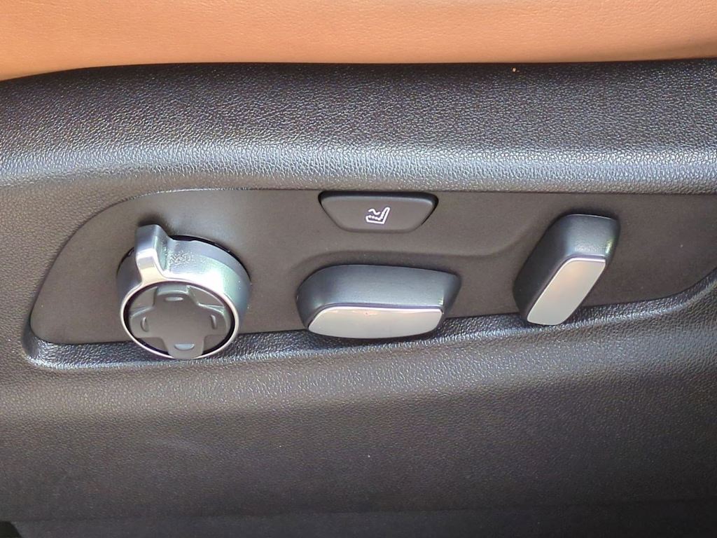 Thumbnail: 2023 Cadillac XT4 - 25