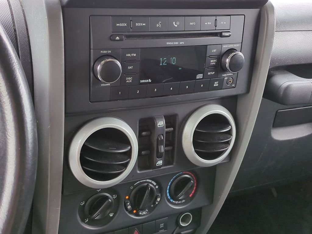2009 Jeep Wrangler Unlimited Sahara 28