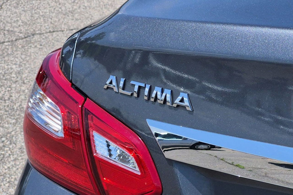 Thumbnail: 2017 Nissan Altima - 24