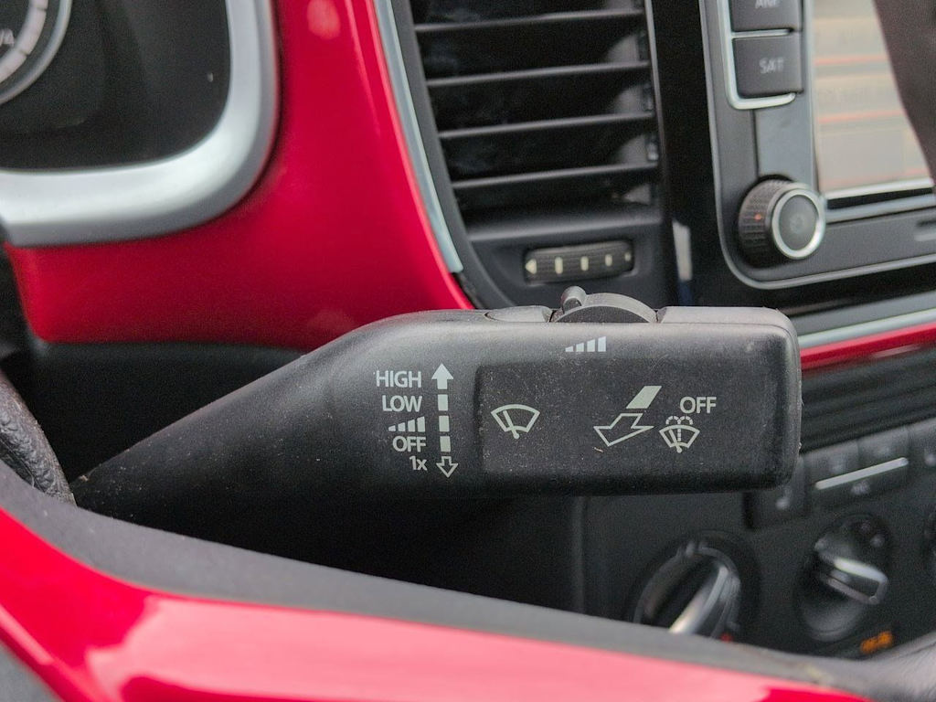 Thumbnail: 2015 Volkswagen Beetle - 29