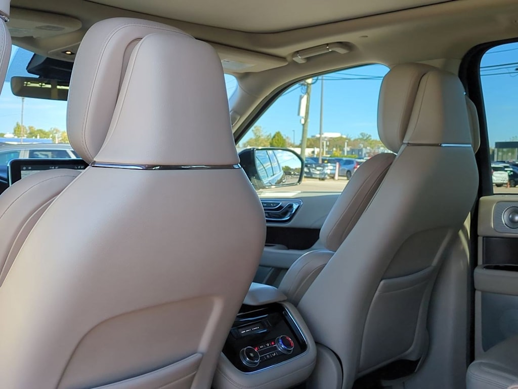 Thumbnail: 2021 Lincoln Navigator - 11