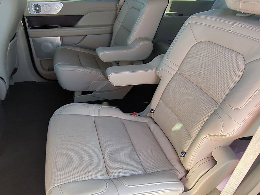 Thumbnail: 2021 Lincoln Navigator - 27