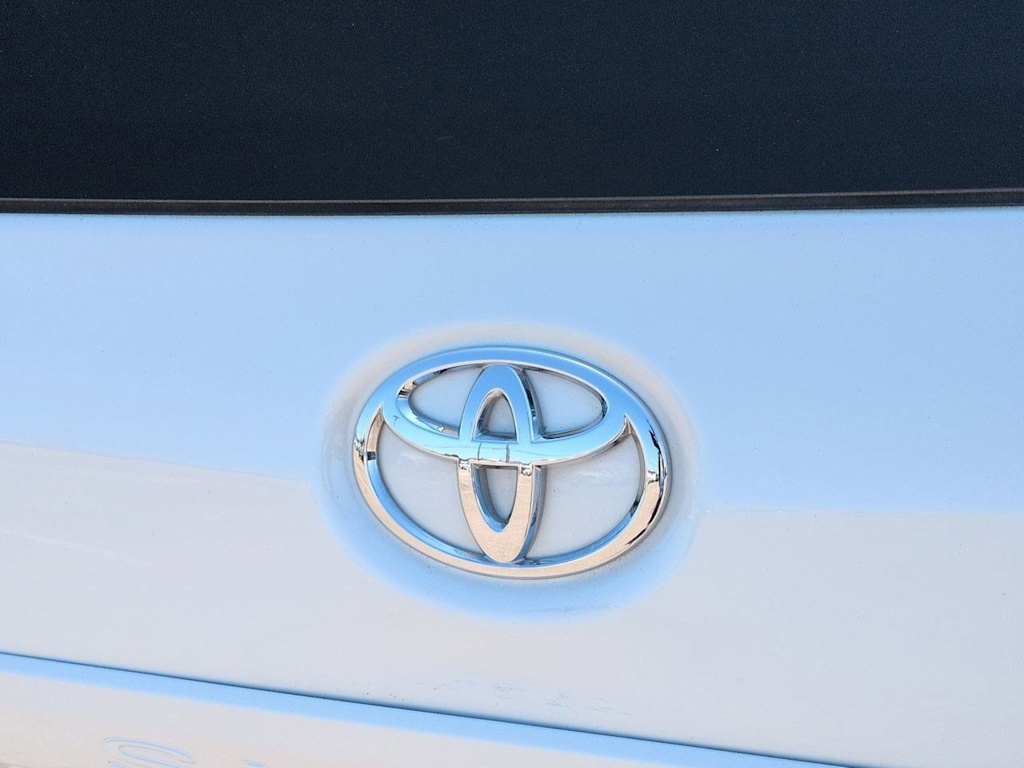 Thumbnail: 2015 Toyota Sienna - 23