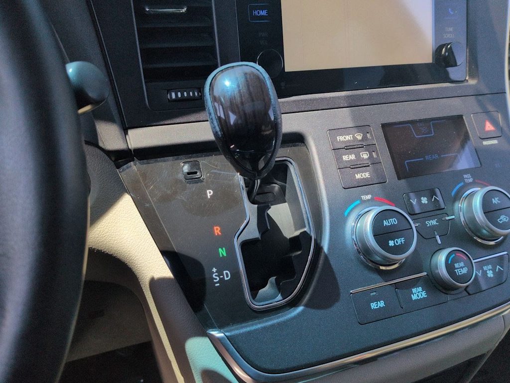 Thumbnail: 2015 Toyota Sienna - 15