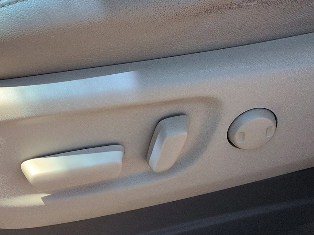 Thumbnail: 2015 Toyota Sienna - 25