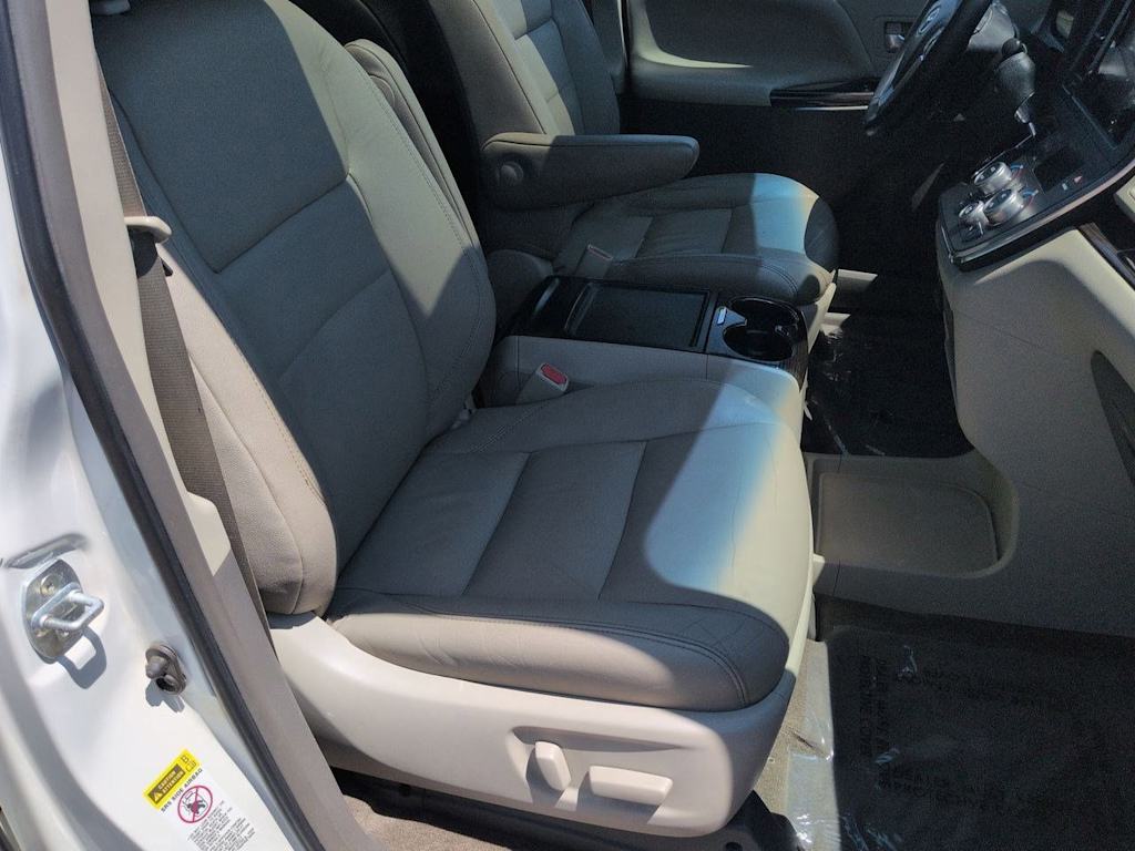 Thumbnail: 2015 Toyota Sienna - 29