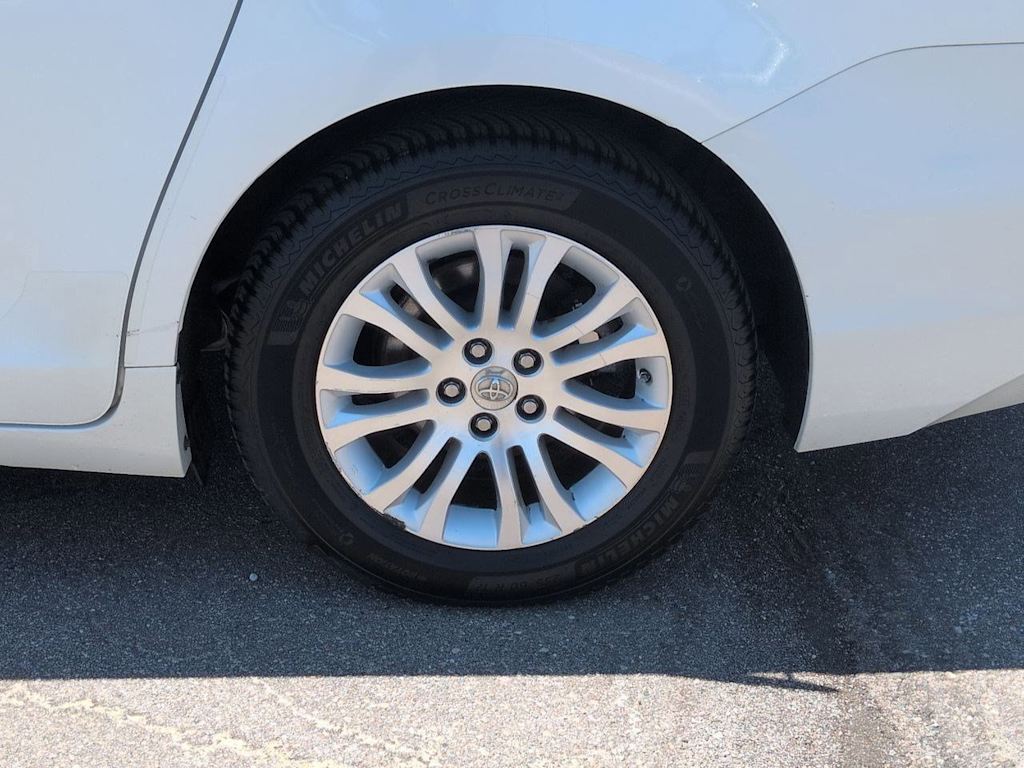 Thumbnail: 2015 Toyota Sienna - 8