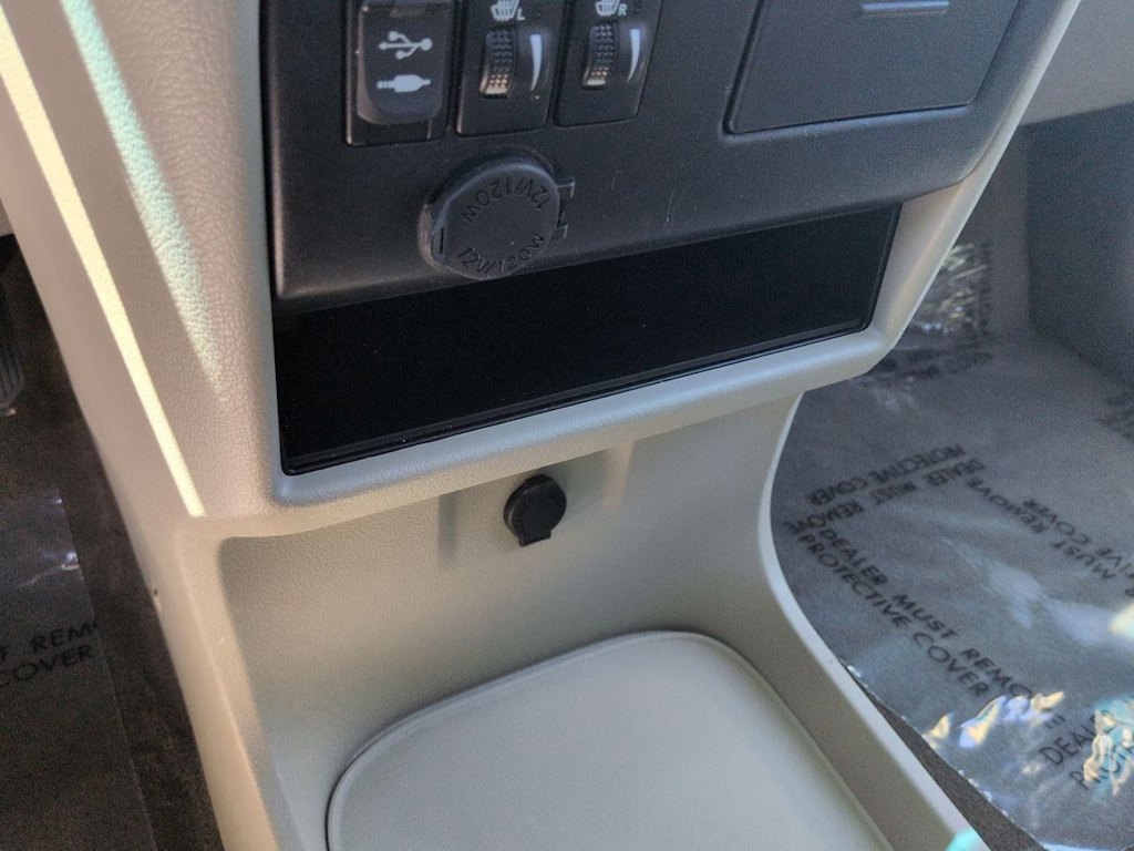 Thumbnail: 2015 Toyota Sienna - 33