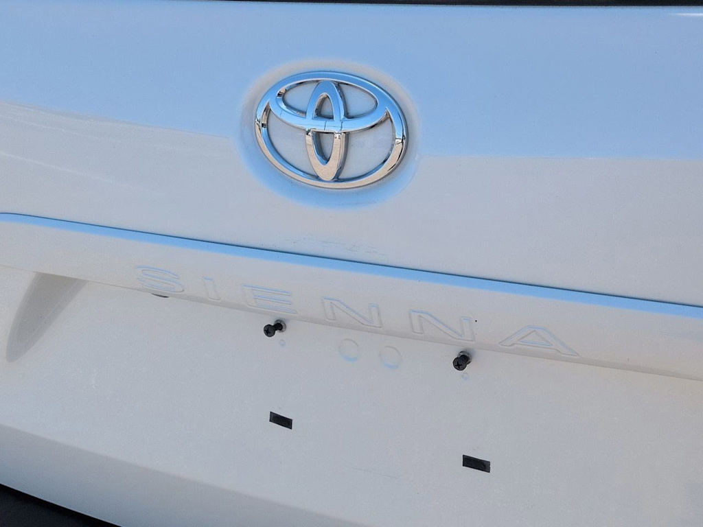 Thumbnail: 2015 Toyota Sienna - 24