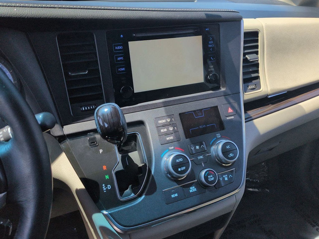 Thumbnail: 2015 Toyota Sienna - 14