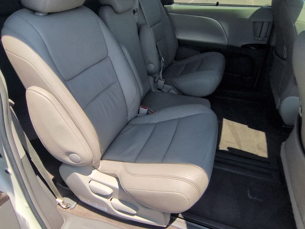 Thumbnail: 2015 Toyota Sienna - 27