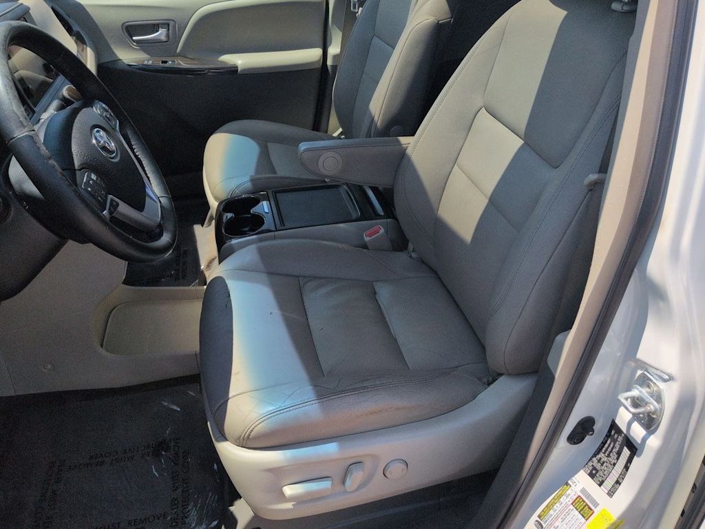 Thumbnail: 2015 Toyota Sienna - 11