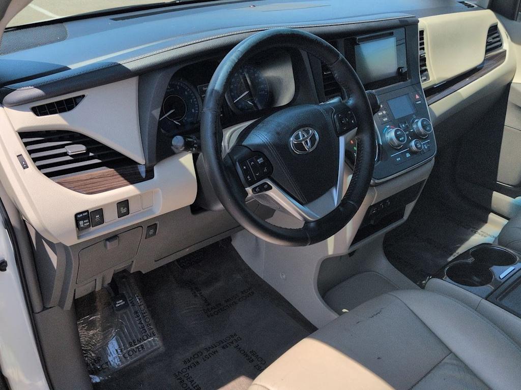 Thumbnail: 2015 Toyota Sienna - 19