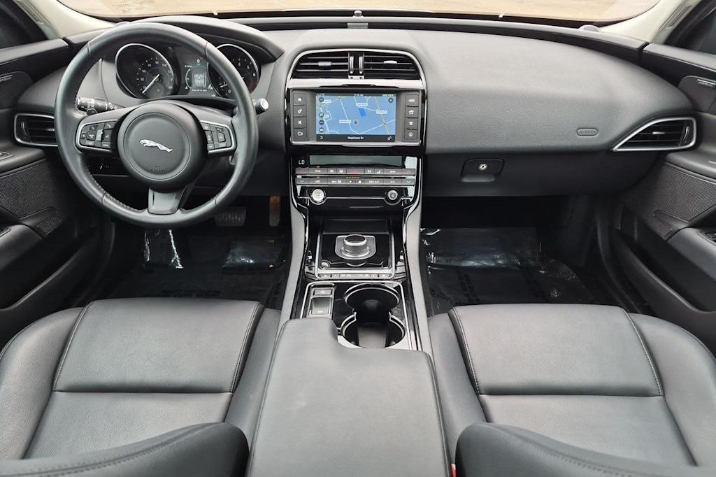 Thumbnail: 2017 Jaguar XE - 10