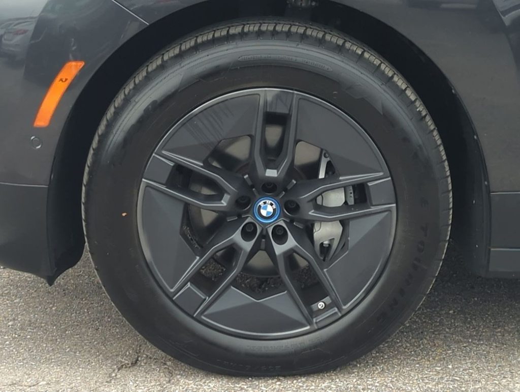 Thumbnail: 2023 BMW iX - 8