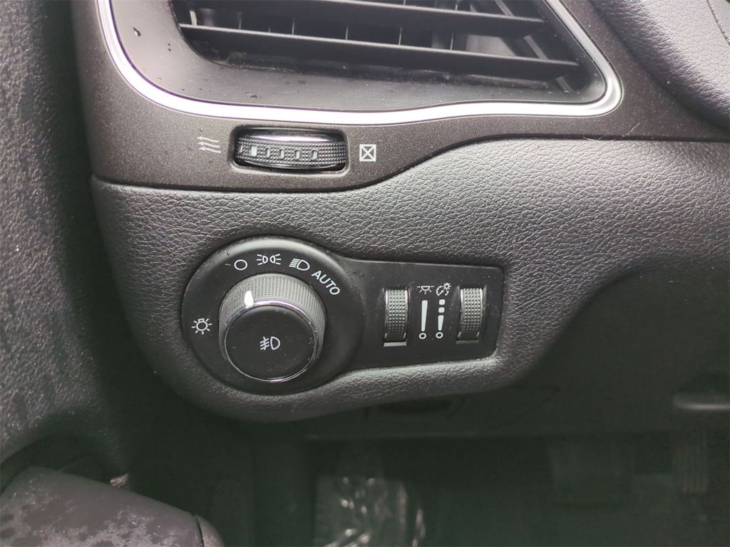 Thumbnail: 2020 Jeep Cherokee - 33