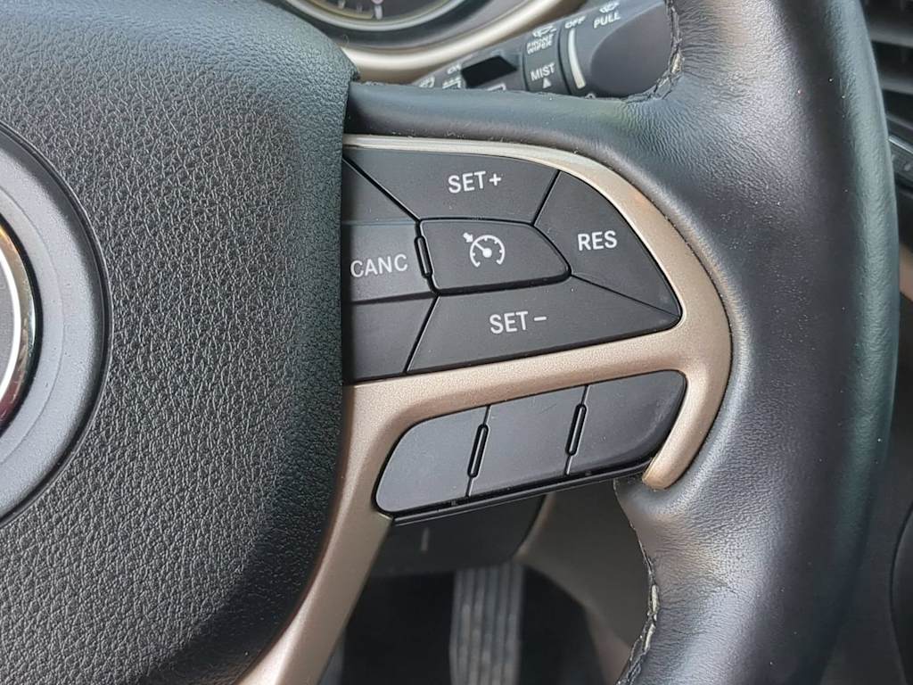 Thumbnail: 2017 Jeep Cherokee - 28