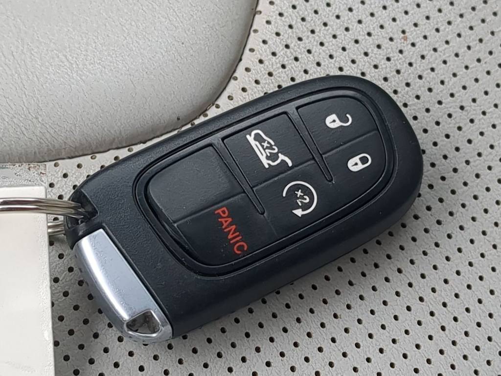 Thumbnail: 2019 Jeep Cherokee - 18