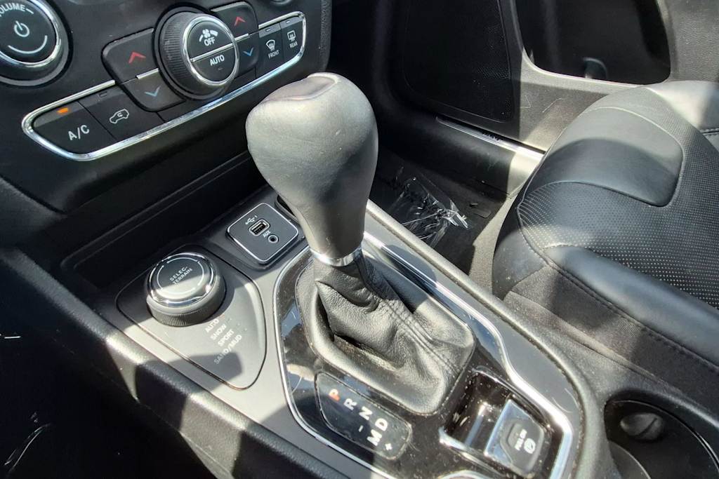 Thumbnail: 2021 Jeep Cherokee - 16