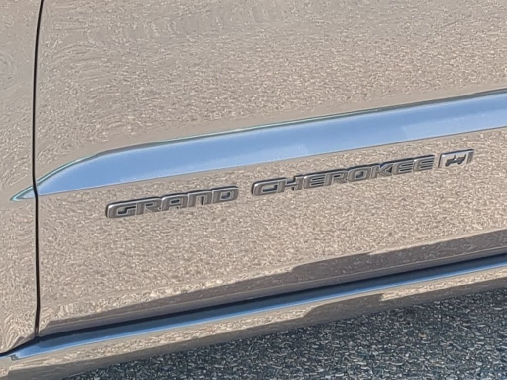Thumbnail: 2021 Jeep Grand Cherokee - 25