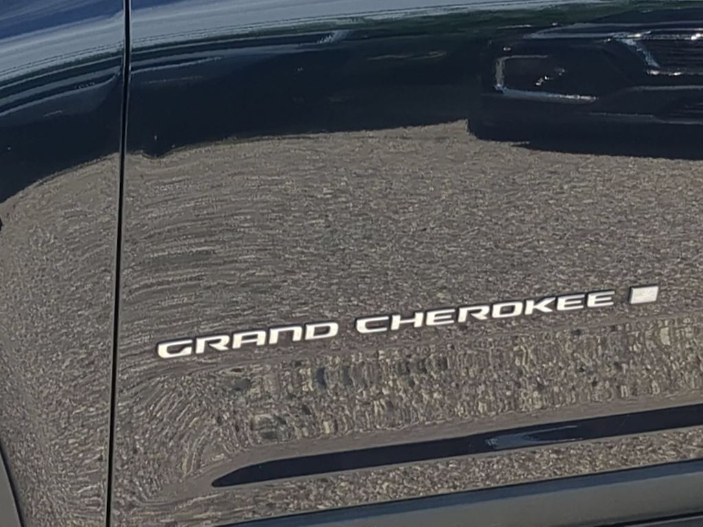 Thumbnail: 2023 Jeep Grand Cherokee L - 21