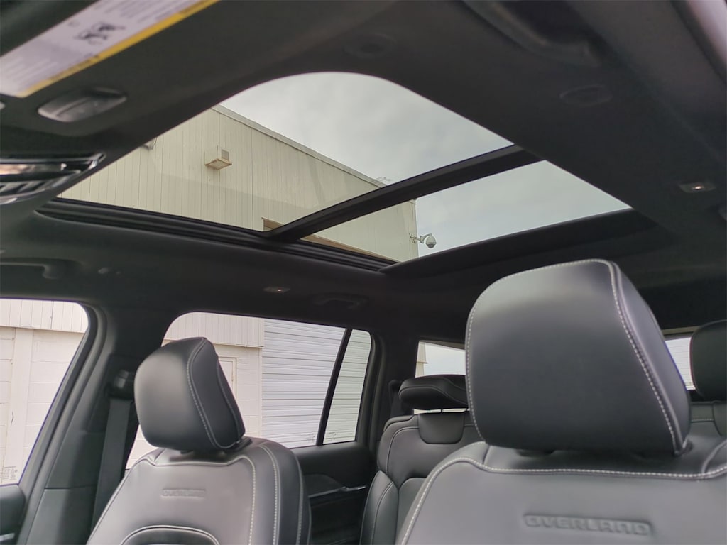 2023 Jeep Grand Cherokee L Overland 24