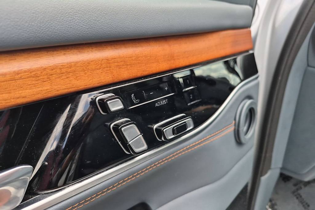 Thumbnail: 2022 Jeep Grand Wagoneer - 25