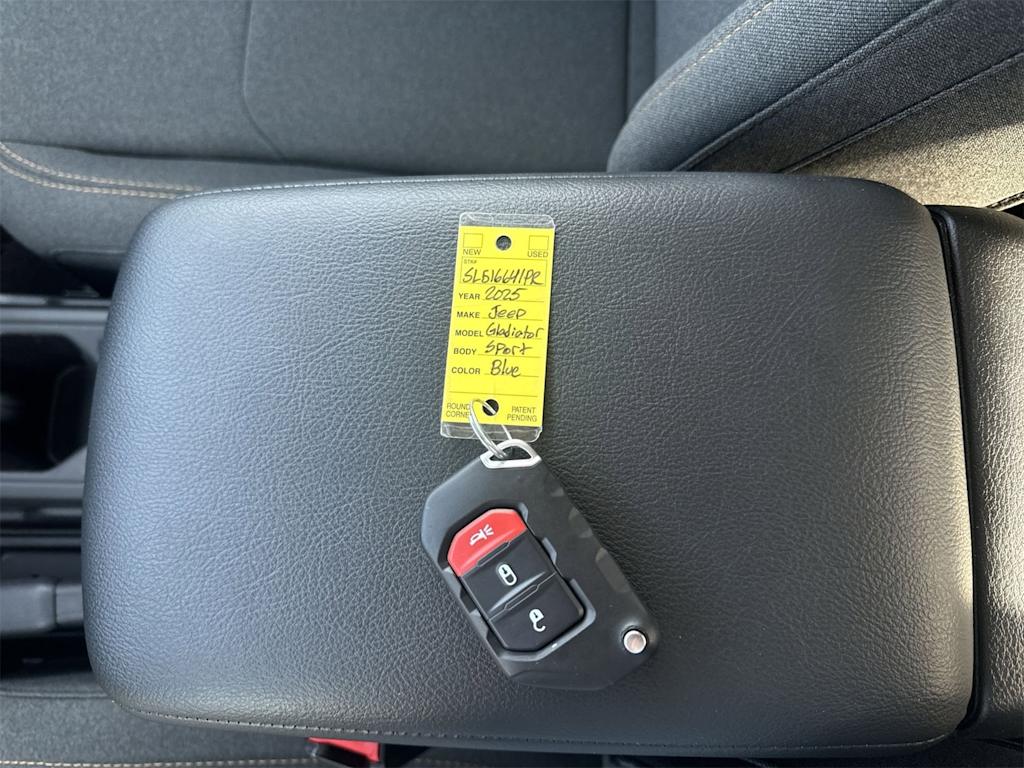 Thumbnail: 2025 Jeep Gladiator - 19